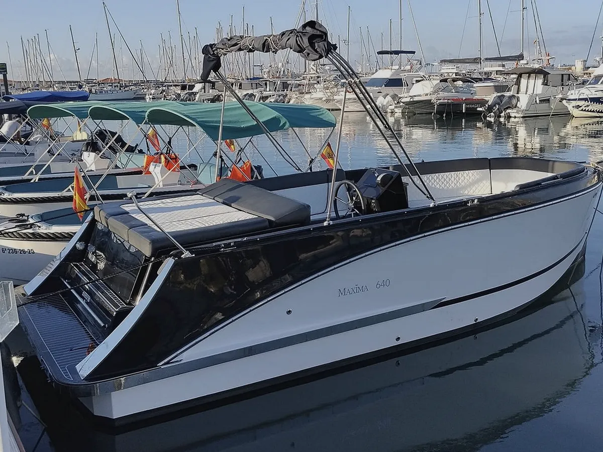 Familia disfrutando de un alquiler de barco en Benidorm